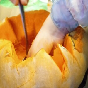 Halloween-Kürbis-aushöhlen